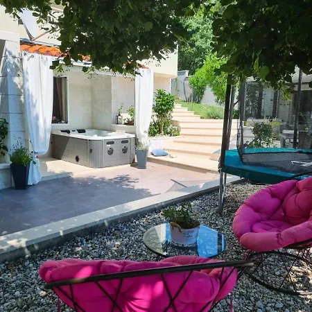 Villa Biston *